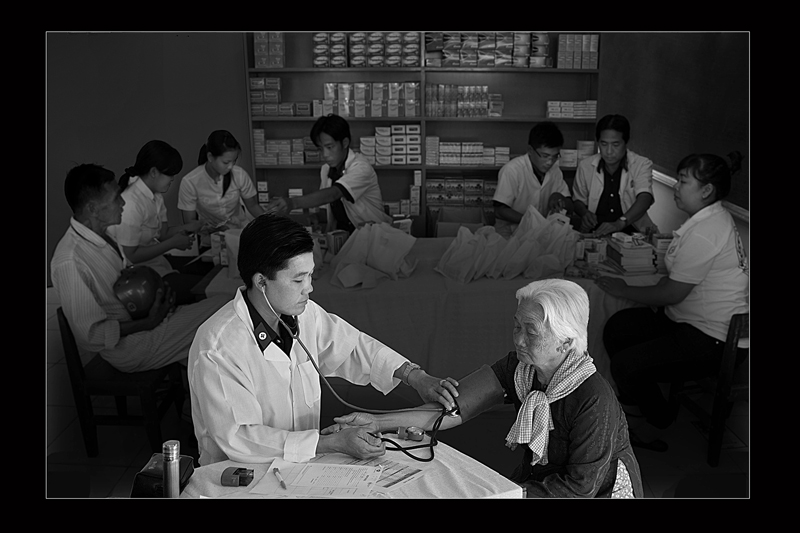 Khám bệnh giúp dân. TG Hữu Tuấn (TPTA)